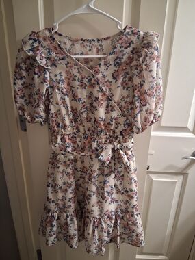 *** NEW WITHOUT TAGS *** Size 10-12 Lilt Floral Wrap-Style Chiffon Dress